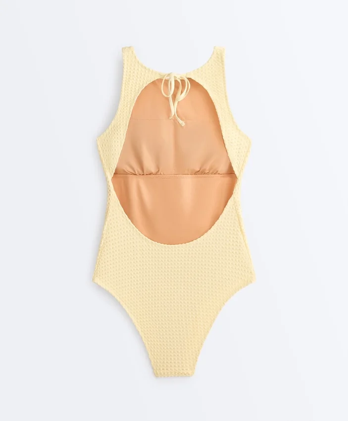 Halter-Badeanzug aus Häkelstoff mit Bubble-Struktur Halter-Badeanzug aus Häkelstoff mit Bubble-Struktur