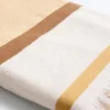Handtuch aus 100 % Baumwolle mit Streifenmuster Handtuch aus 100 % Baumwolle mit Streifenmuster
