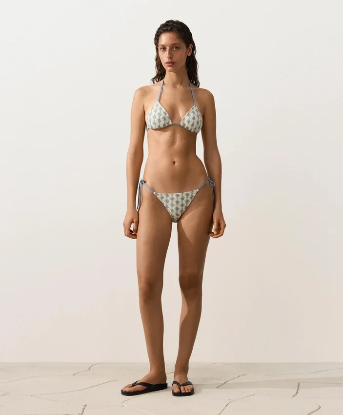 Häkel-Triangel-Bikinis mit kontrastierenden Wellen Häkel-Triangel-Bikinis mit kontrastierenden Wellen