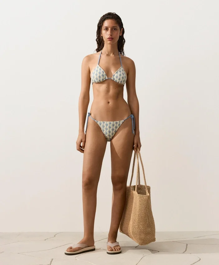 Häkel-Triangel-Bikinis mit kontrastierenden Wellen Häkel-Triangel-Bikinis mit kontrastierenden Wellen