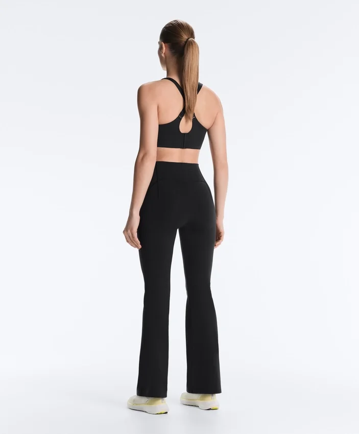 Hoch geschnittene Compressive-Hose mit ausgestelltem Bein Hoch geschnittene Compressive-Hose mit ausgestelltem Bein