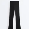 Hoch geschnittene Compressive-Hose mit ausgestelltem Bein Hoch geschnittene Compressive-Hose mit ausgestelltem Bein