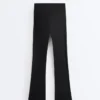 Hoch geschnittene Compressive-Hose mit ausgestelltem Bein Hoch geschnittene Compressive-Hose mit ausgestelltem Bein