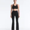 Hoch geschnittene Compressive-Hose mit ausgestelltem Bein Hoch geschnittene Compressive-Hose mit ausgestelltem Bein