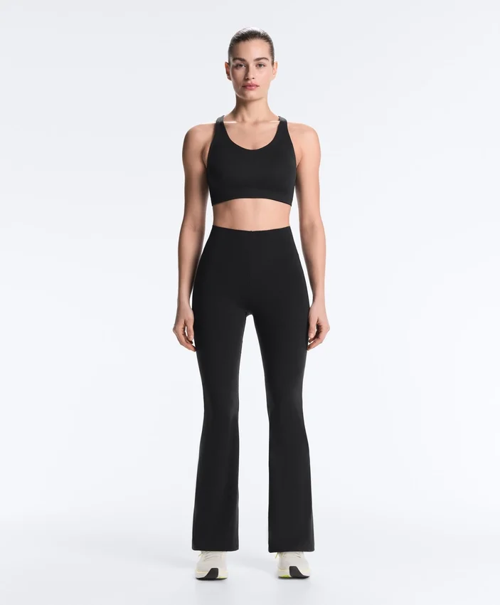 Hoch geschnittene Compressive-Hose mit ausgestelltem Bein Hoch geschnittene Compressive-Hose mit ausgestelltem Bein
