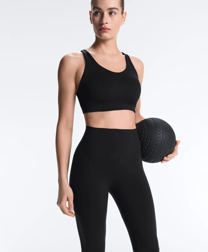 Hoch geschnittene Compressive-Hose mit ausgestelltem Bein Hoch geschnittene Compressive-Hose mit ausgestelltem Bein