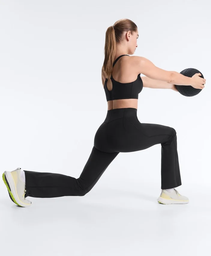 Hoch geschnittene Compressive-Hose mit ausgestelltem Bein Hoch geschnittene Compressive-Hose mit ausgestelltem Bein