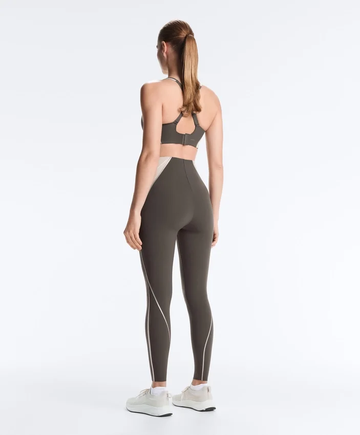 Sport-BH mit festem Halt, Compressive-Wirkung und reflektierenden Details Sport-BH mit festem Halt, Compressive-Wirkung und reflektierenden Details