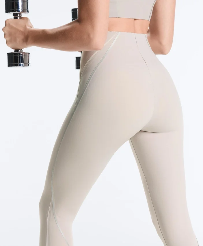 Hoch geschnittene, kompressive, reflektierende Core Control-Leggings in Knöchellänge Hoch geschnittene, kompressive, reflektierende Core Control-Leggings in Knöchellänge