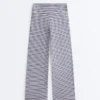 Hoch taillierte Comfortlux-Hose mit geradem Bein und Streifenmuster Hoch taillierte Comfortlux-Hose mit geradem Bein und Streifenmuster