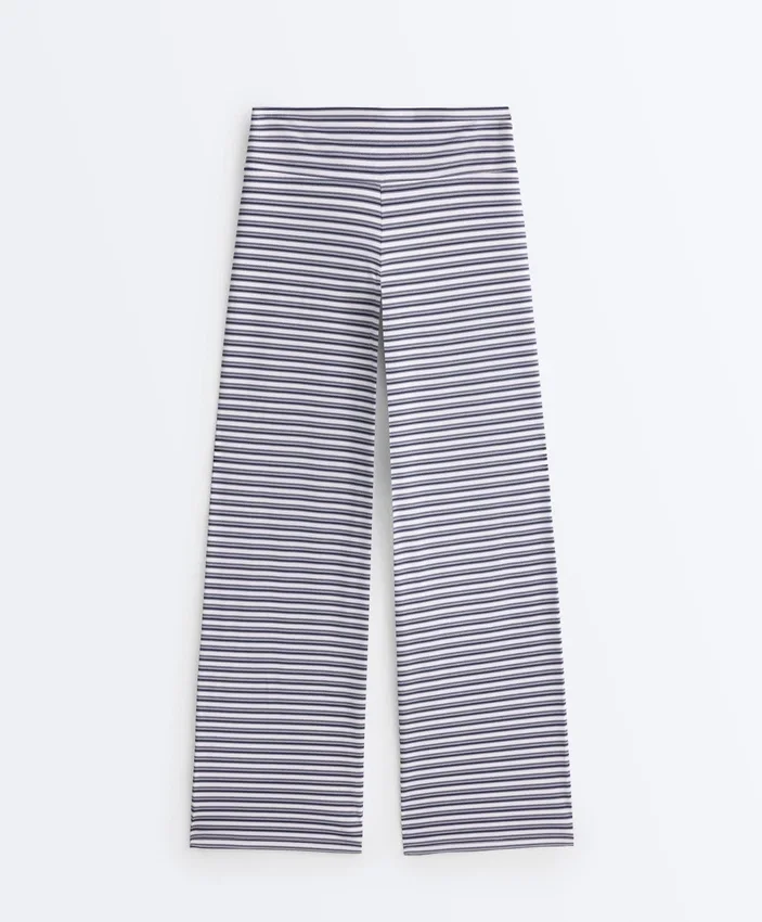 Hoch taillierte Comfortlux-Hose mit geradem Bein und Streifenmuster Hoch taillierte Comfortlux-Hose mit geradem Bein und Streifenmuster