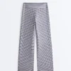 Hoch taillierte Comfortlux-Hose mit geradem Bein und Streifenmuster Hoch taillierte Comfortlux-Hose mit geradem Bein und Streifenmuster