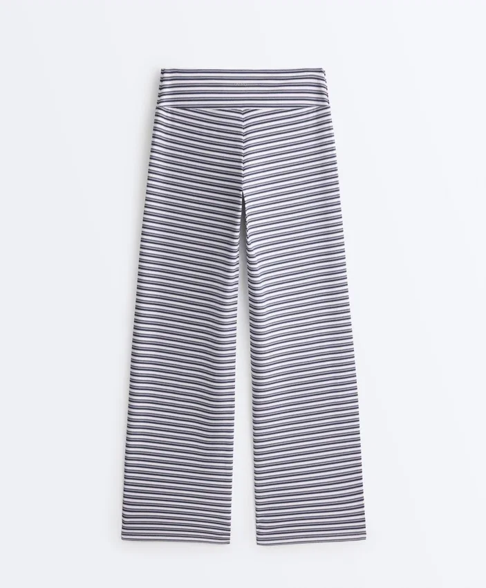 Hoch taillierte Comfortlux-Hose mit geradem Bein und Streifenmuster Hoch taillierte Comfortlux-Hose mit geradem Bein und Streifenmuster