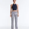 Hoch taillierte Comfortlux-Hose mit geradem Bein und Streifenmuster Hoch taillierte Comfortlux-Hose mit geradem Bein und Streifenmuster