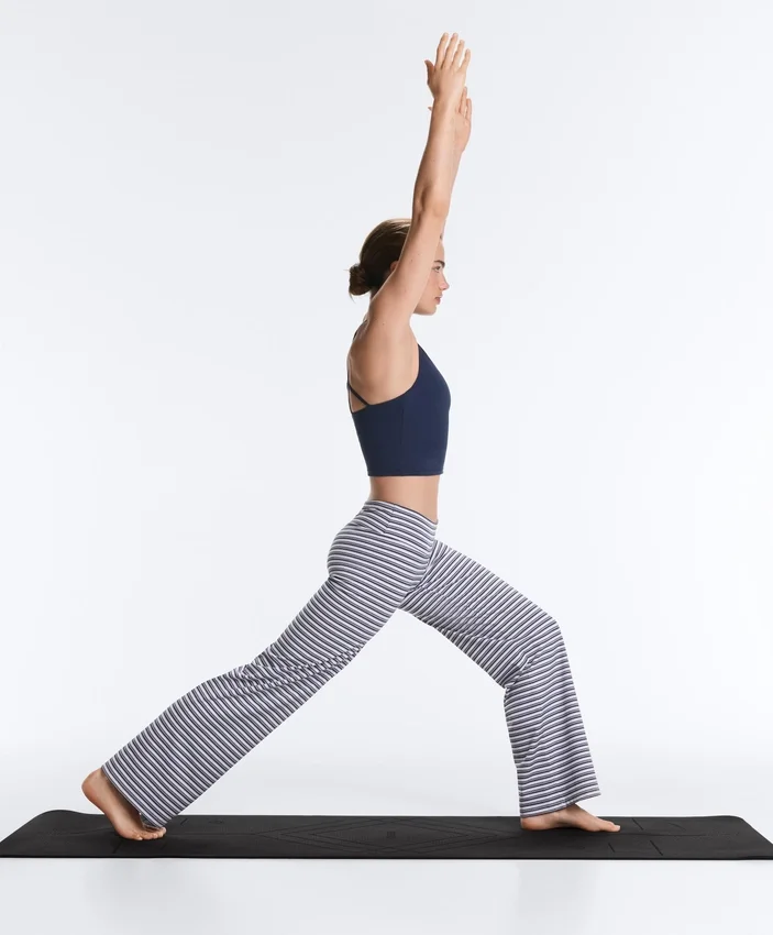 Hoch taillierte Comfortlux-Hose mit geradem Bein und Streifenmuster Hoch taillierte Comfortlux-Hose mit geradem Bein und Streifenmuster