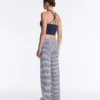 Hoch taillierte Comfortlux-Hose mit geradem Bein und Streifenmuster Hoch taillierte Comfortlux-Hose mit geradem Bein und Streifenmuster