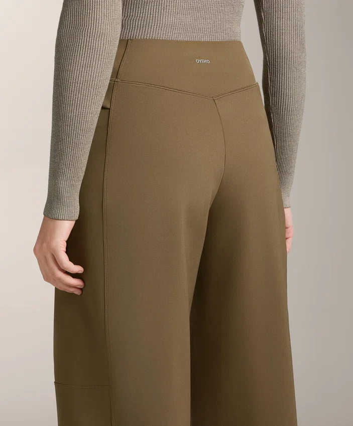 Hoch taillierte Hose mit geradem Bein im Neopren-Look Hoch taillierte Hose mit geradem Bein im Neopren-Look