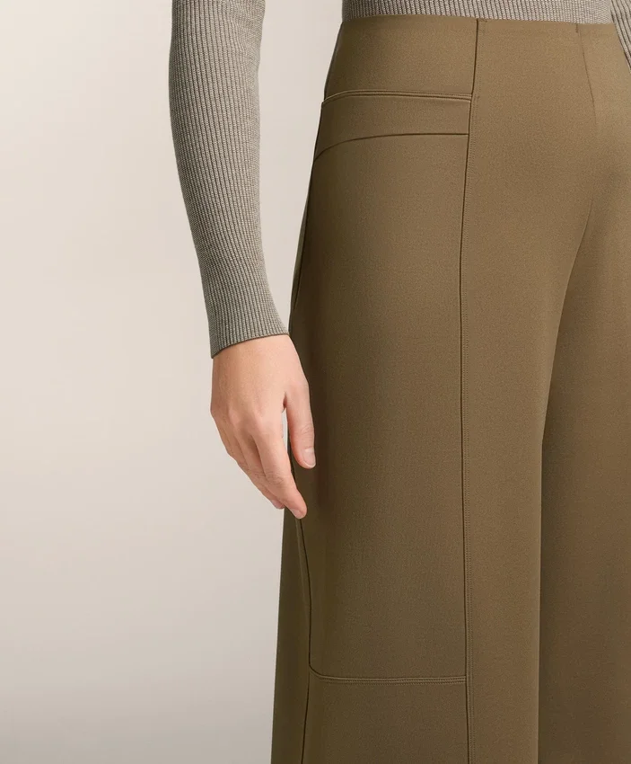 Hoch taillierte Hose mit geradem Bein im Neopren-Look Hoch taillierte Hose mit geradem Bein im Neopren-Look