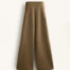Hoch taillierte Hose mit geradem Bein im Neopren-Look Hoch taillierte Hose mit geradem Bein im Neopren-Look