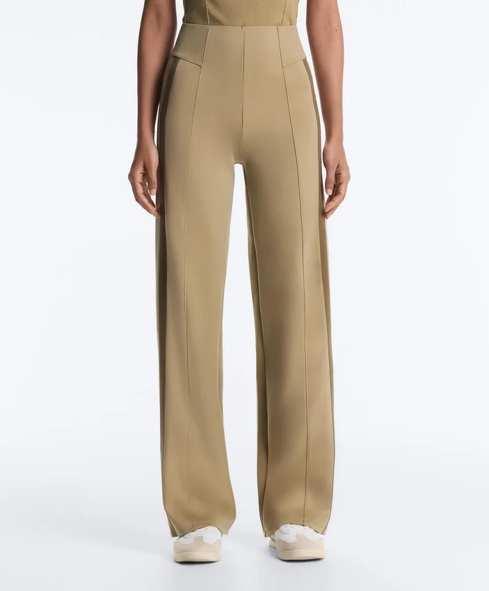 Hoch taillierte Hose mit geradem Bein im Neopren-Look und Paspelierung Hoch taillierte Hose mit geradem Bein im Neopren-Look und Paspelierung