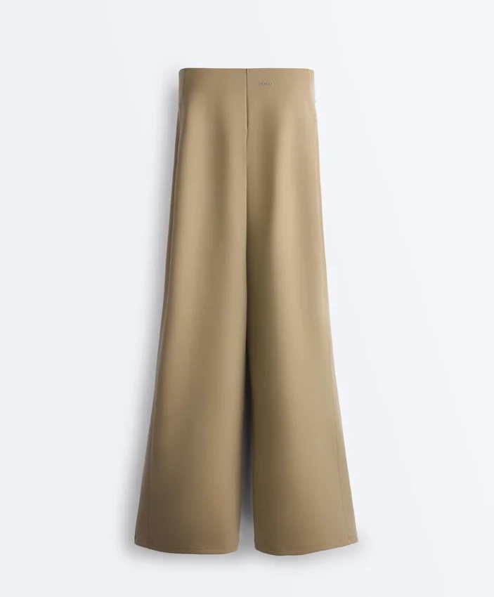 Hoch taillierte Hose mit geradem Bein im Neopren-Look und Paspelierung Hoch taillierte Hose mit geradem Bein im Neopren-Look und Paspelierung