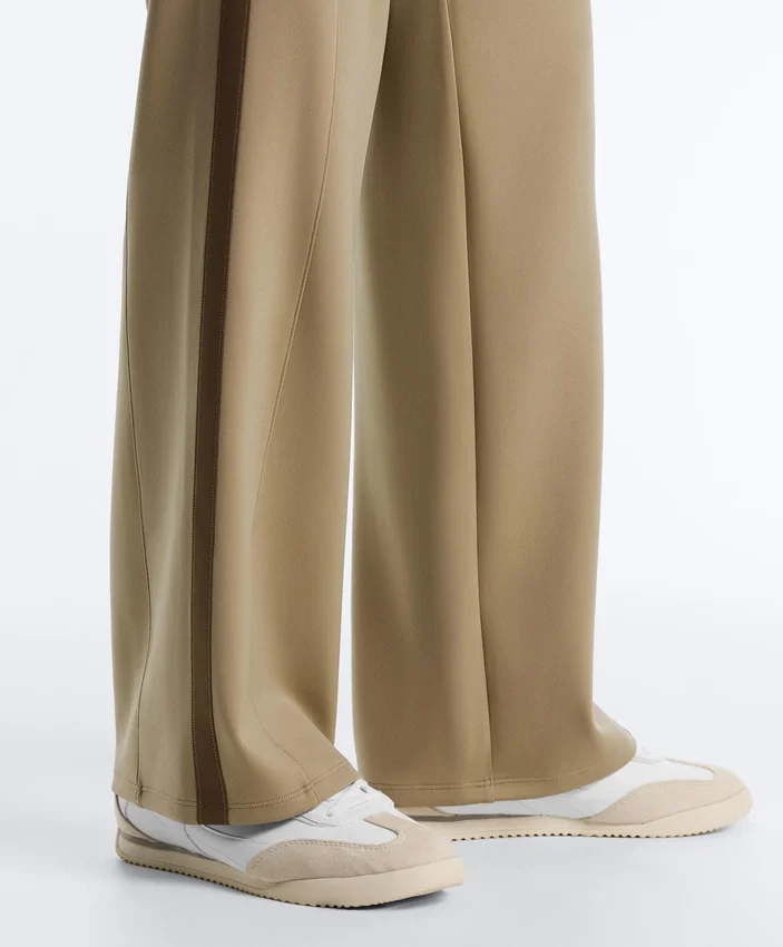 Hoch taillierte Hose mit geradem Bein im Neopren-Look und Paspelierung Hoch taillierte Hose mit geradem Bein im Neopren-Look und Paspelierung