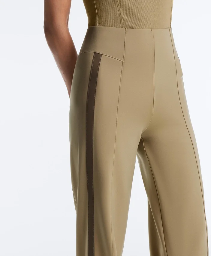 Hoch taillierte Hose mit geradem Bein im Neopren-Look und Paspelierung Hoch taillierte Hose mit geradem Bein im Neopren-Look und Paspelierung