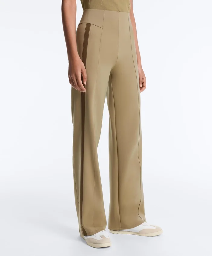 Hoch taillierte Hose mit geradem Bein im Neopren-Look und Paspelierung Hoch taillierte Hose mit geradem Bein im Neopren-Look und Paspelierung