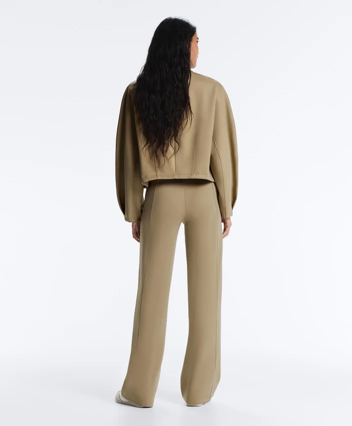 Hoch taillierte Hose mit geradem Bein im Neopren-Look und Paspelierung Hoch taillierte Hose mit geradem Bein im Neopren-Look und Paspelierung