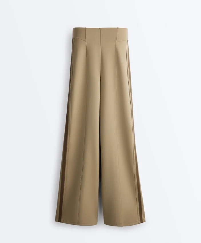 Hoch taillierte Hose mit geradem Bein im Neopren-Look und Paspelierung Hoch taillierte Hose mit geradem Bein im Neopren-Look und Paspelierung