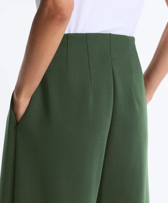 Hoch taillierte Twill-Hose mit weitem Bein und Falten Hoch taillierte Twill-Hose mit weitem Bein und Falten