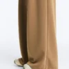 Hoch taillierte Twill-Hose mit weitem Bein und Falten Hoch taillierte Twill-Hose mit weitem Bein und Falten