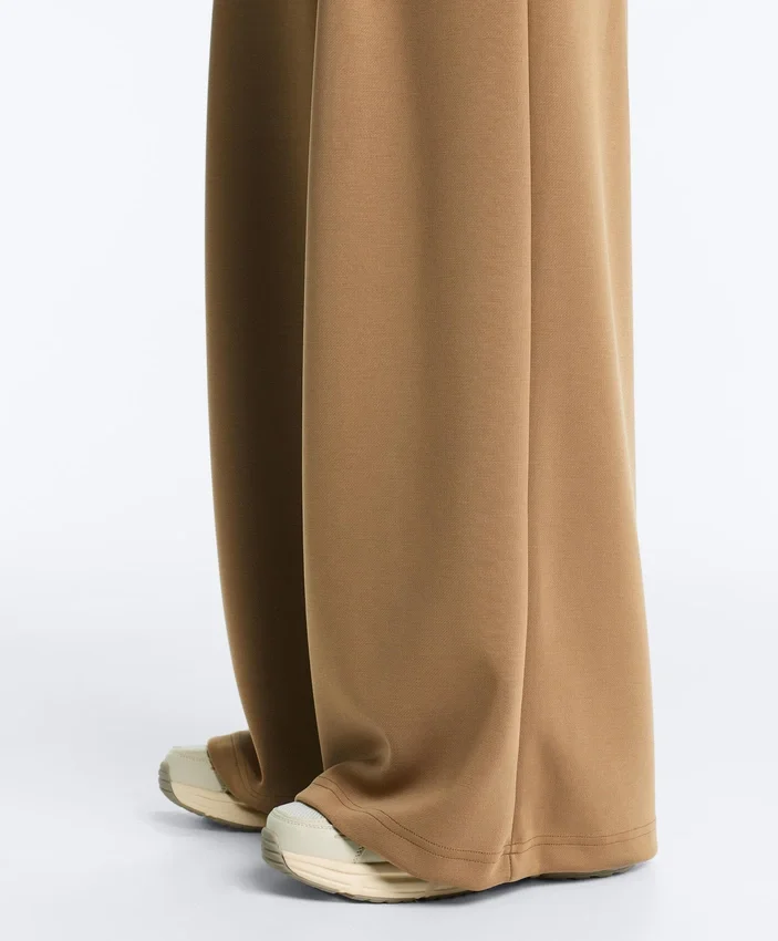 Hoch taillierte Twill-Hose mit weitem Bein und Falten Hoch taillierte Twill-Hose mit weitem Bein und Falten