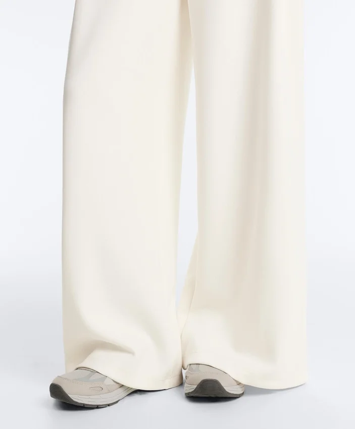 Hoch taillierte Twill-Hose mit weitem Bein und Falten Hoch taillierte Twill-Hose mit weitem Bein und Falten
