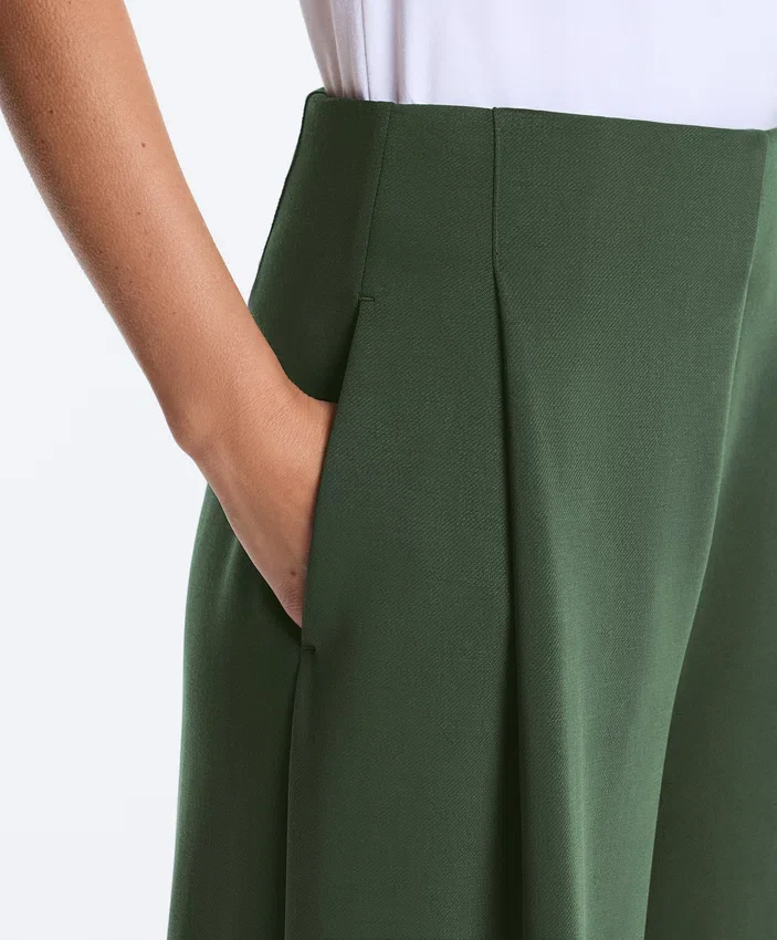 Hoch taillierte Twill-Hose mit weitem Bein und Falten Hoch taillierte Twill-Hose mit weitem Bein und Falten