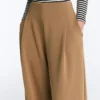Hoch taillierte Twill-Hose mit weitem Bein und Falten Hoch taillierte Twill-Hose mit weitem Bein und Falten