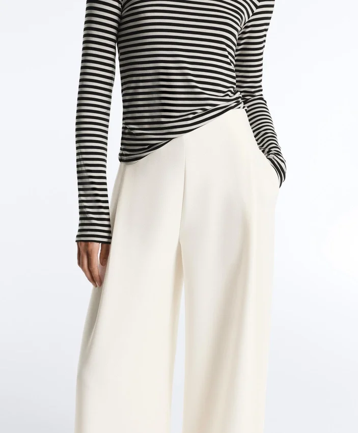Hoch taillierte Twill-Hose mit weitem Bein und Falten Hoch taillierte Twill-Hose mit weitem Bein und Falten