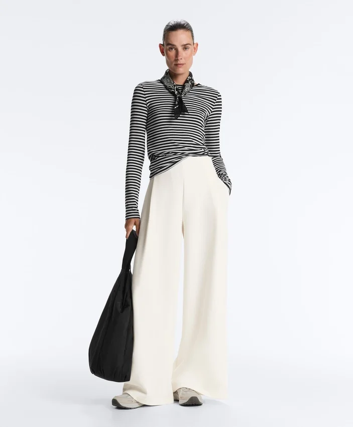 Hoch taillierte Twill-Hose mit weitem Bein und Falten Hoch taillierte Twill-Hose mit weitem Bein und Falten