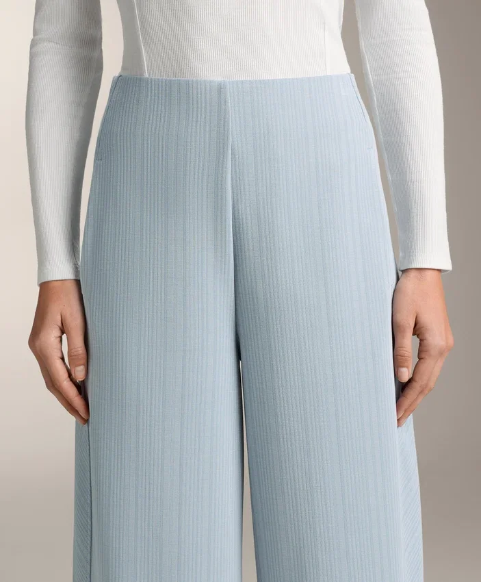 Hose mit asymmetrischen Streifen aus Modal Hose mit asymmetrischen Streifen aus Modal