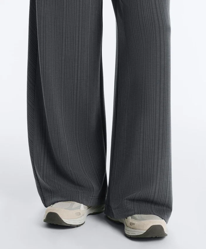Hose mit asymmetrischen Streifen aus Modal Hose mit asymmetrischen Streifen aus Modal