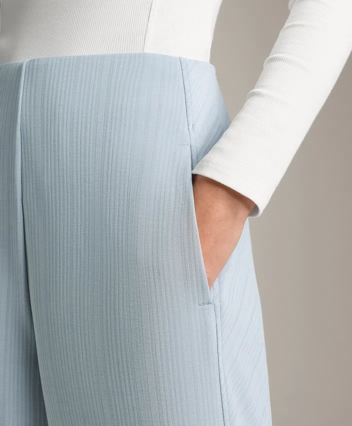 Hose mit asymmetrischen Streifen aus Modal Hose mit asymmetrischen Streifen aus Modal