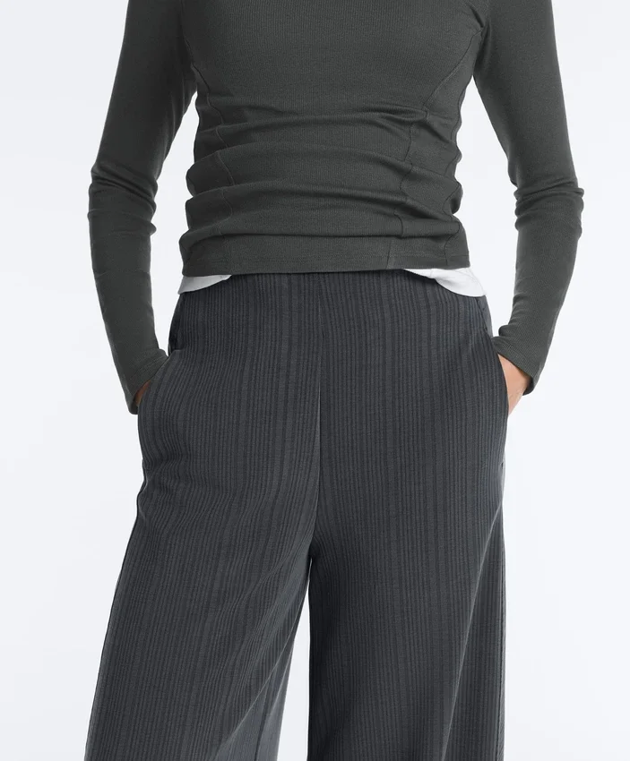Hose mit asymmetrischen Streifen aus Modal Hose mit asymmetrischen Streifen aus Modal