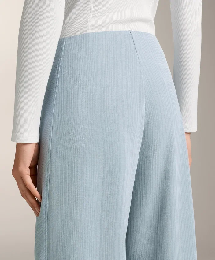 Hose mit asymmetrischen Streifen aus Modal Hose mit asymmetrischen Streifen aus Modal