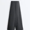 Hose mit asymmetrischen Streifen aus Modal Hose mit asymmetrischen Streifen aus Modal