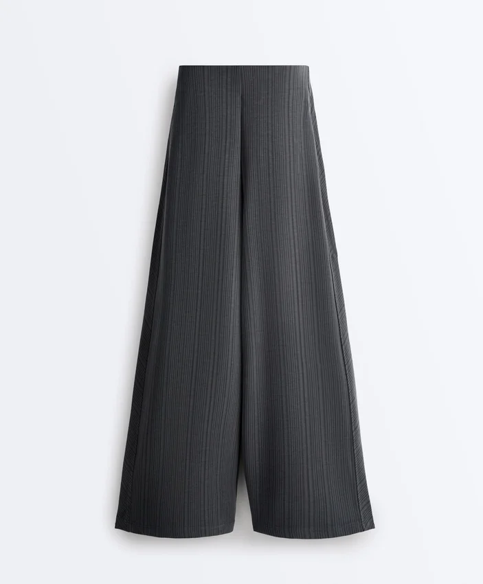 Hose mit asymmetrischen Streifen aus Modal Hose mit asymmetrischen Streifen aus Modal