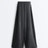 Hose mit asymmetrischen Streifen aus Modal Hose mit asymmetrischen Streifen aus Modal