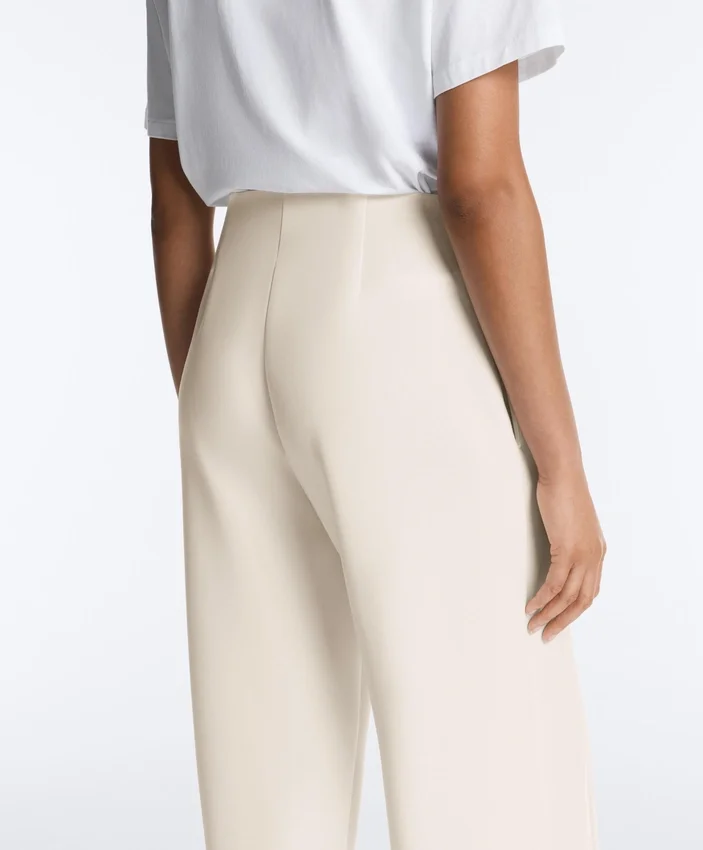 Hose mit geradem Bein aus Soft Touch-Modal und Paspelierung Hose mit geradem Bein aus Soft Touch-Modal und Paspelierung