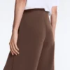 Hose mit geradem Bein aus Soft Touch-Modal und Paspelierung Hose mit geradem Bein aus Soft Touch-Modal und Paspelierung