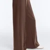 Hose mit geradem Bein aus Soft Touch-Modal und Paspelierung Hose mit geradem Bein aus Soft Touch-Modal und Paspelierung