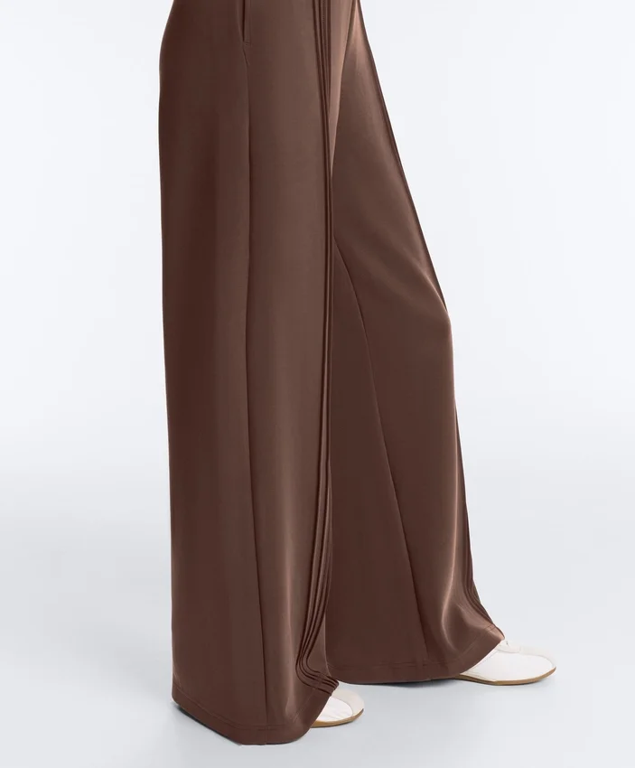 Hose mit geradem Bein aus Soft Touch-Modal und Paspelierung Hose mit geradem Bein aus Soft Touch-Modal und Paspelierung